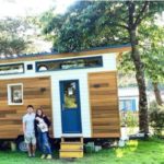 lecaninole bloggeuse devant une tiny house baluchon