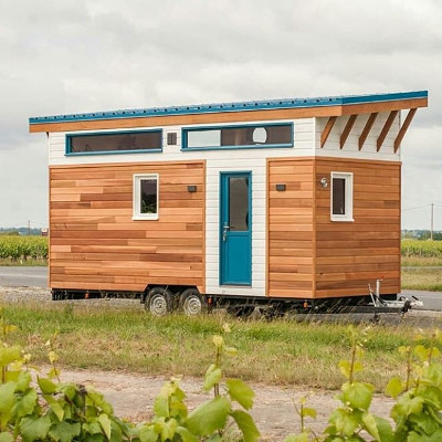 Tiny House du constructeur Baluchon, mini-maison écologique sur roue au toit bleu et plat. 