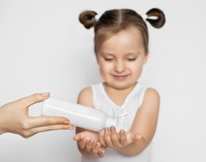 Mère donne des soins bio et naturels à sa fille.