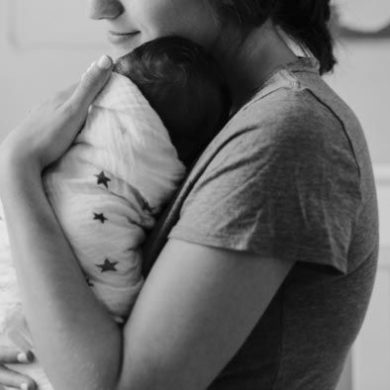 maman avec bébé dans ses bras